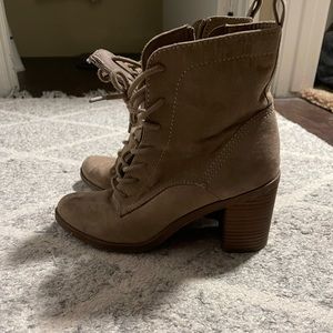 Universal womens boots size 8
